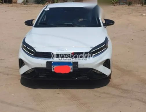 كيا كي 4 2023 أبيض مستعملة للبيع - 1