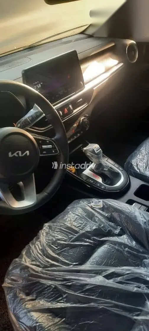 كيا كي 4 2023 أبيض مستعملة للبيع - 9