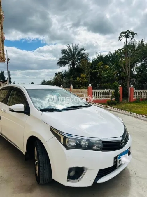 تويوتا كورولا 2015 أبيض مستعملة للبيع - 1