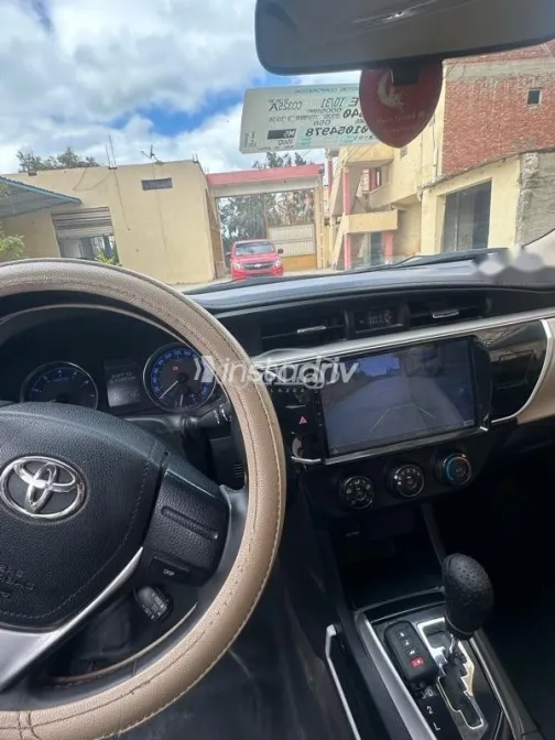 تويوتا كورولا 2015 أبيض مستعملة للبيع - 4