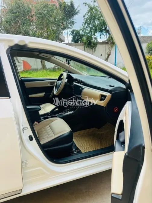 تويوتا كورولا 2015 أبيض مستعملة للبيع - 5