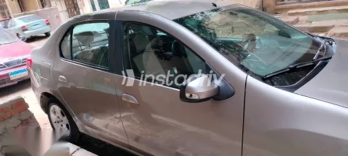 رينو لوجان 2015 ذهبي مستعملة للبيع - 3