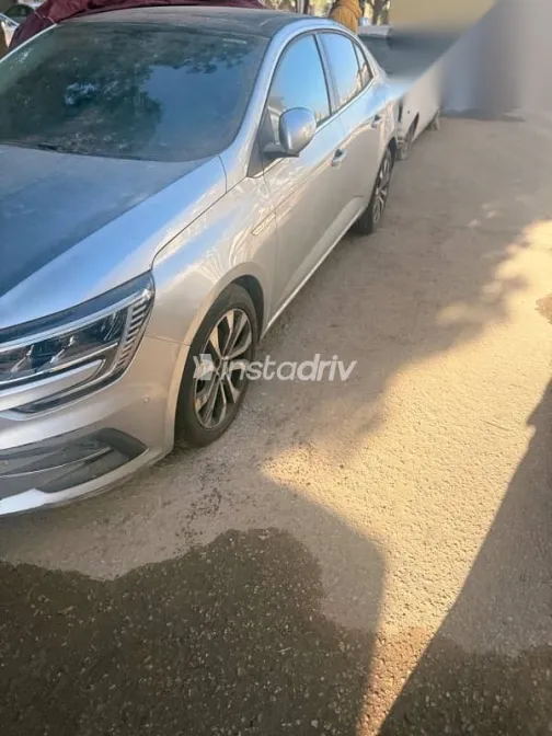 رينو ميجان 2022 فضي مستعملة للبيع - 3