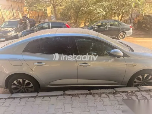 رينو ميجان 2022 فضي مستعملة للبيع - 4