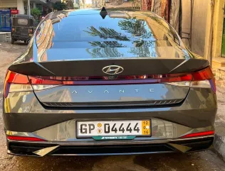 هيونداي افانتي 2021 أبيض مستعملة للبيع