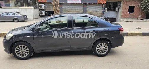 تويوتا ياريس 2009 رمادي غامق مستعملة للبيع - 2