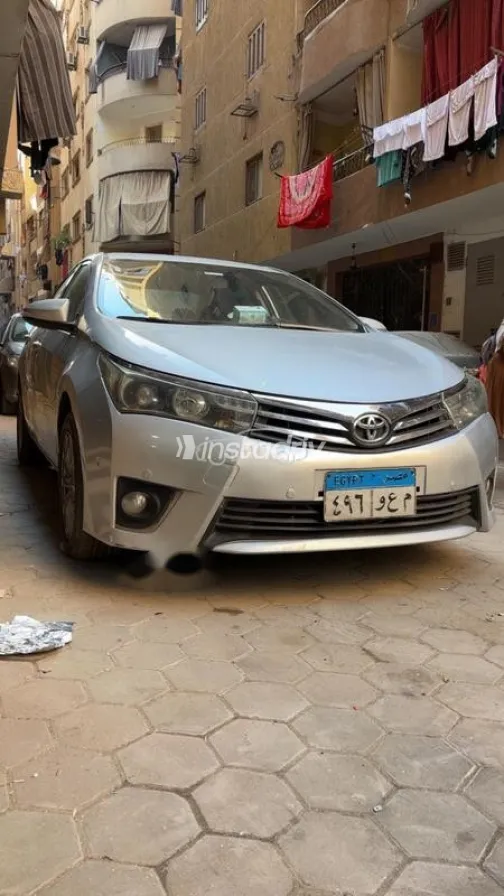 تويوتا كورولا 2014 فضي مستعملة للبيع - 1