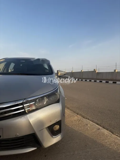 تويوتا كورولا 2014 فضي مستعملة للبيع - 3