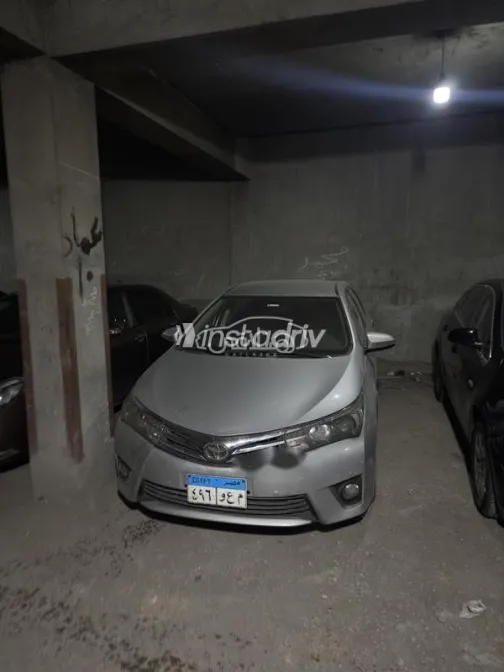 تويوتا كورولا 2014 فضي مستعملة للبيع - 4