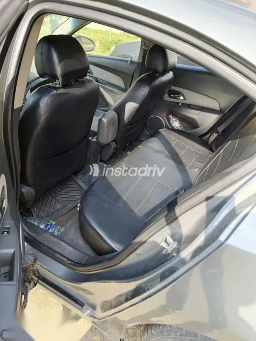 شيفروليه كروز 2010 فضي مستعملة للبيع - 6