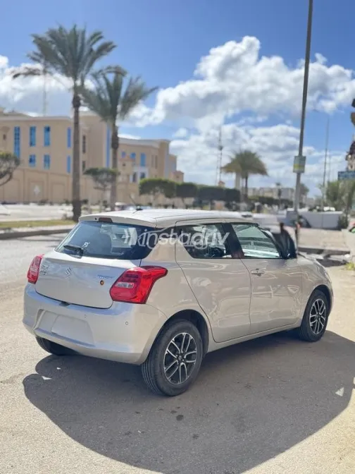 سوزوكى سويفت 2022 أبيض مستعملة للبيع - 2