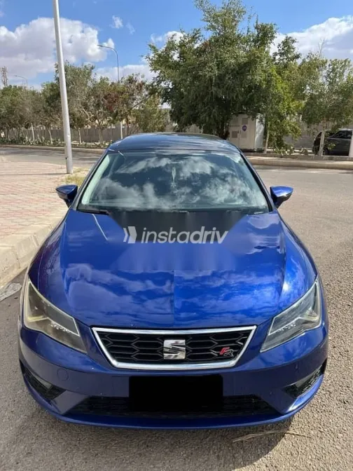 سيات ليون 2018 أزرق غامق مستعملة للبيع - 1