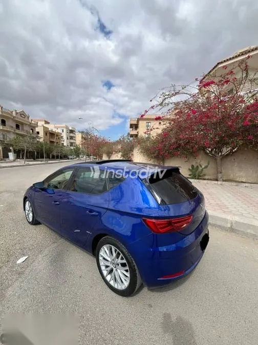 سيات ليون 2018 أزرق غامق مستعملة للبيع - 3