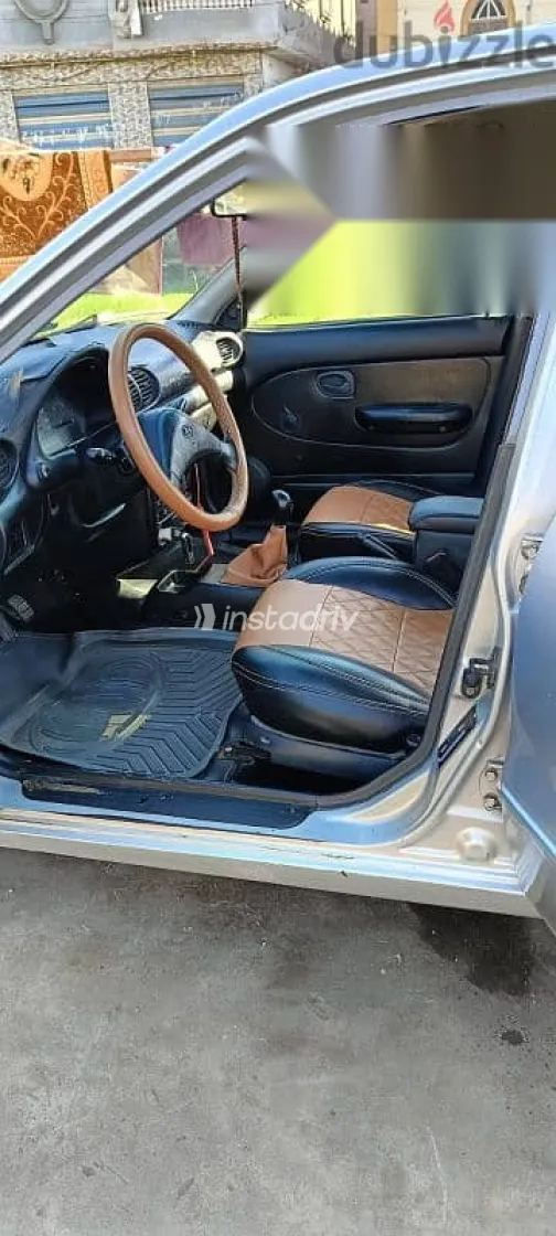 هيونداي اكسنت 2005 فضي مستعملة للبيع - 2