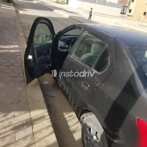 رينو لوجان 2015 أسود مستعملة للبيع - 1