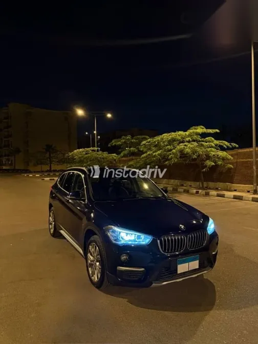 بي ام دبليو X1 2019 أزرق غامق مستعملة للبيع - 1
