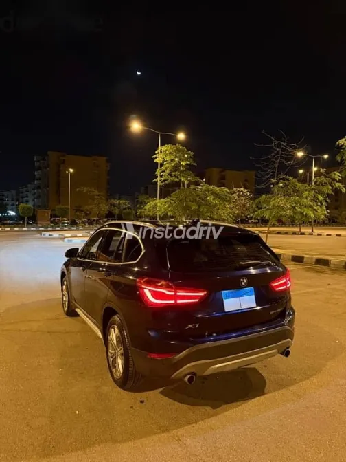بي ام دبليو X1 2019 أزرق غامق مستعملة للبيع - 3