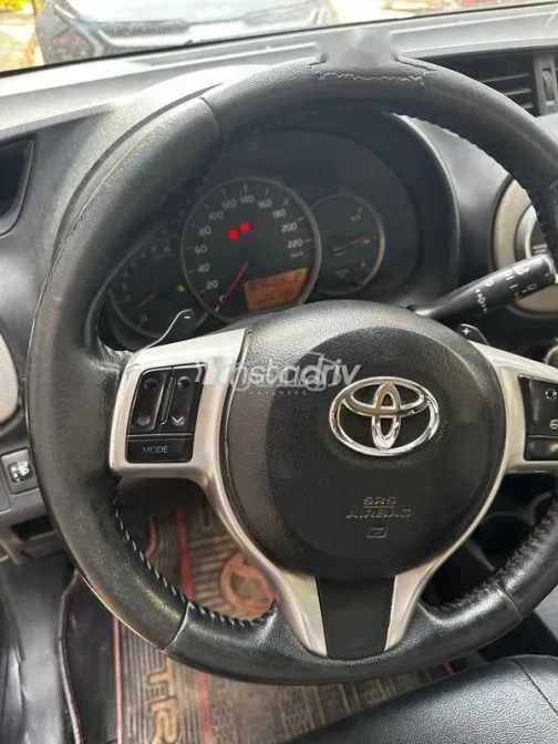 تويوتا ياريس 2014 أسود مستعملة للبيع - 5