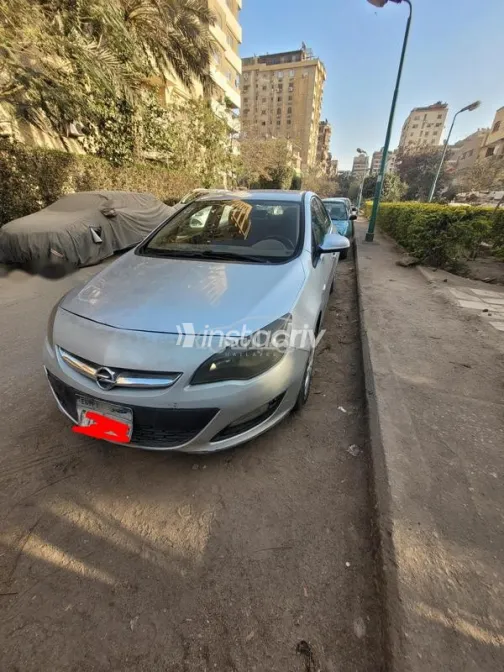 اوبل أسترا 2013 فضي مستعملة للبيع - 1