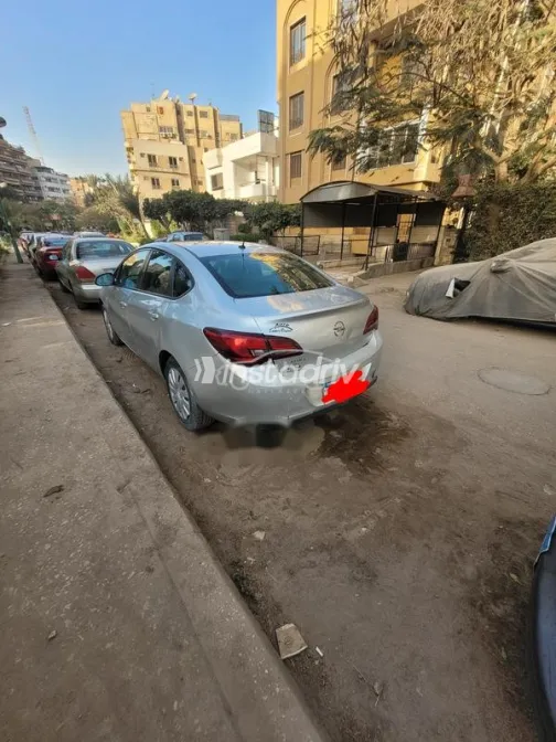 اوبل أسترا 2013 فضي مستعملة للبيع - 2