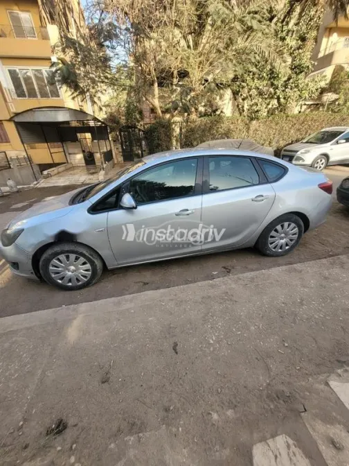 اوبل أسترا 2013 فضي مستعملة للبيع - 3