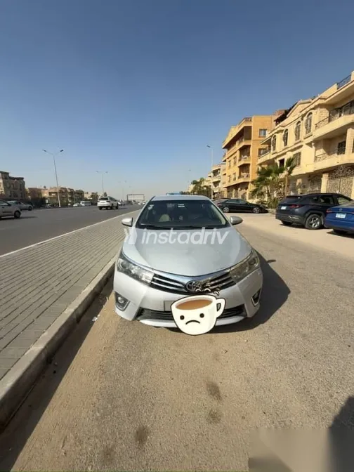 تويوتا كورولا 2015 رمادي مستعملة للبيع - 1