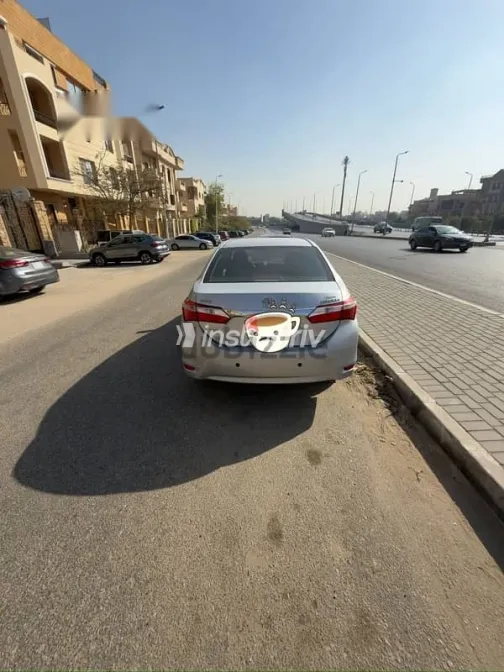 تويوتا كورولا 2015 رمادي مستعملة للبيع - 2