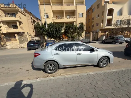 تويوتا كورولا 2015 رمادي مستعملة للبيع - 3