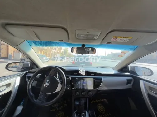 تويوتا كورولا 2015 رمادي مستعملة للبيع - 4