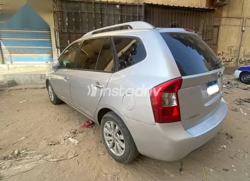 كيا كارينز 2012 فضي مستعملة للبيع - 3