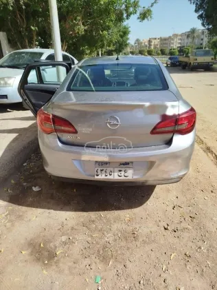 اوبل أسترا 2014 فضي مستعملة للبيع