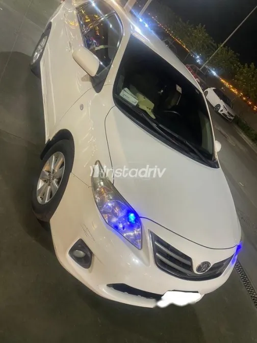 تويوتا كورولا 2012 أبيض مستعملة للبيع - 2