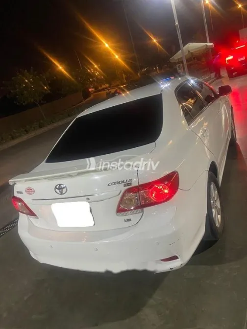 تويوتا كورولا 2012 أبيض مستعملة للبيع - 4