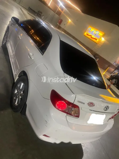 تويوتا كورولا 2012 أبيض مستعملة للبيع - 5