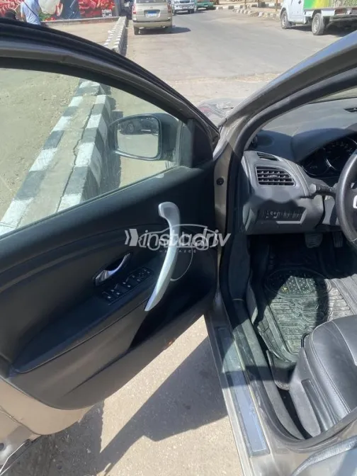 Renault Fluence 2011 Gold Used for Sale - 3