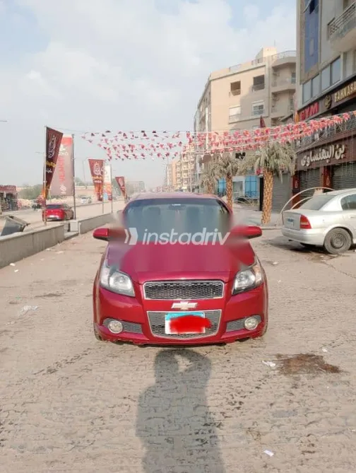 شيفروليه افيو 2015 أحمر مستعملة للبيع - 2