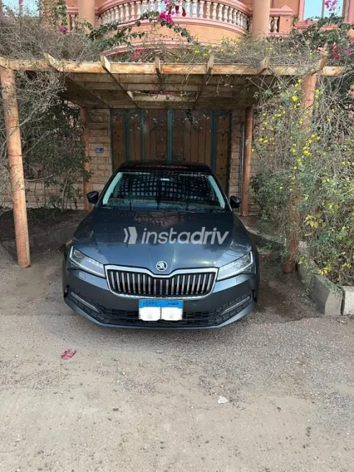 سكودا سوبيرب 2021 أبيض مستعملة للبيع - 1