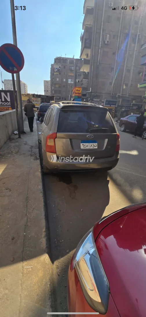 كيا كارينز 2010 أبيض مستعملة للبيع - 1