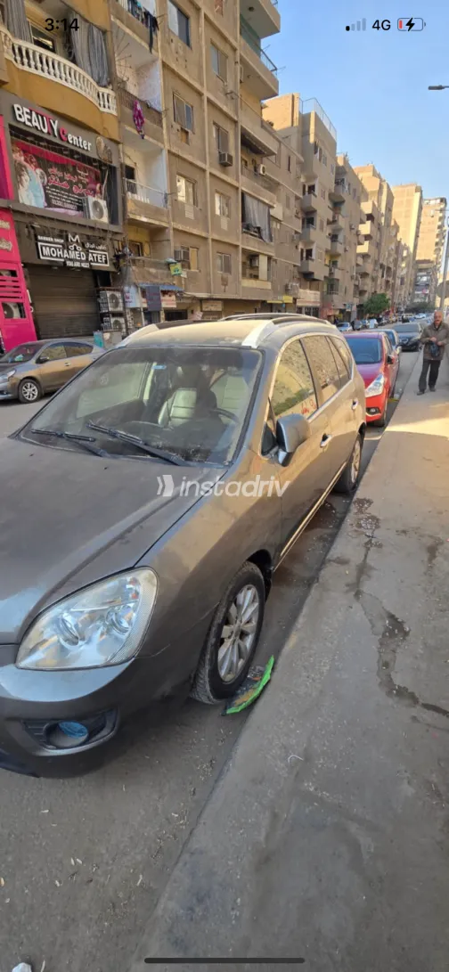 كيا كارينز 2010 أبيض مستعملة للبيع - 2