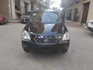 كيا كارينز 2012 أسود مستعملة للبيع