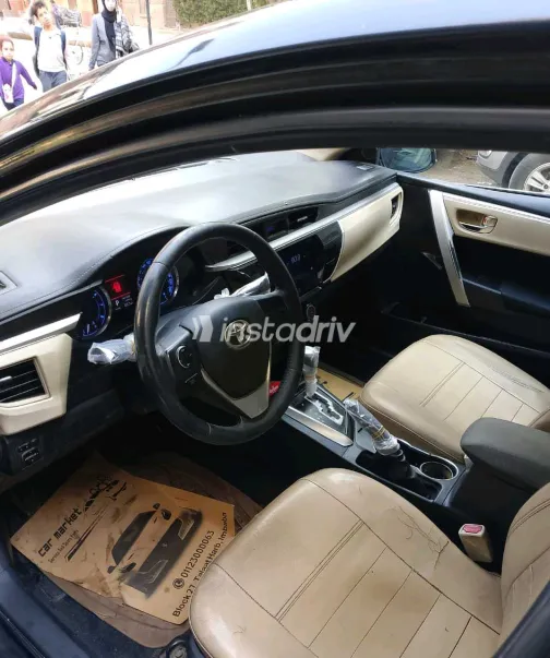 تويوتا كورولا 2014 أبيض مستعملة للبيع - 2