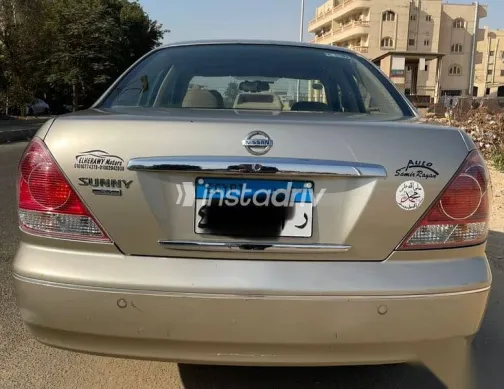 نيسان صنى 2015 ذهبي مستعملة للبيع - 2