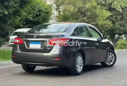 نيسان سنترا 2016 رمادي غامق مستعملة للبيع - 1