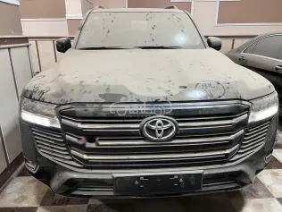 تويوتا لاند كروزر 2022 أبيض مستعملة للبيع