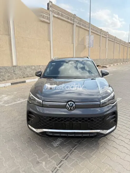 Volkswagen Tiguan 2025 Gray Used for Sale - 4