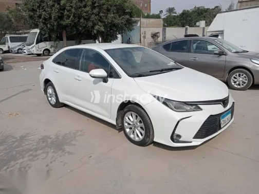 تويوتا كورولا 2020 أبيض مستعملة للبيع - 1