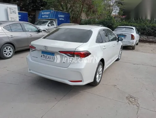 تويوتا كورولا 2020 أبيض مستعملة للبيع - 4