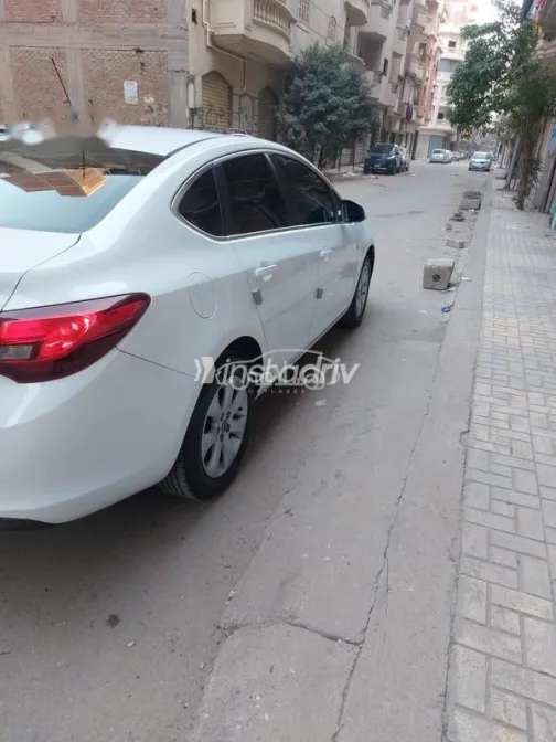 اوبل أسترا 2021 أبيض مستعملة للبيع - 2