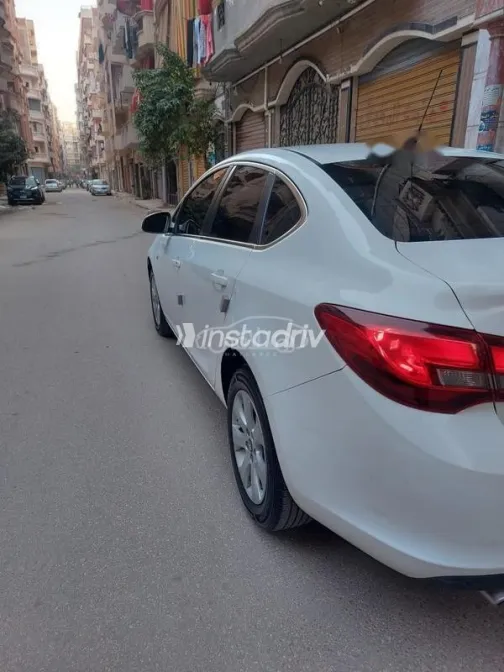 اوبل أسترا 2021 أبيض مستعملة للبيع - 4