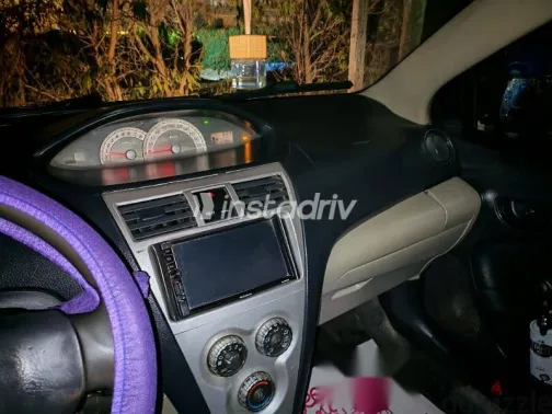 تويوتا ياريس 2007 أزرق غامق مستعملة للبيع - 1